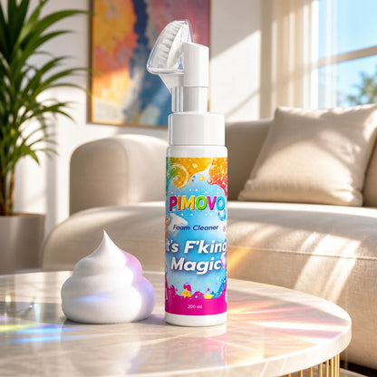 PIMOVO Magic Foam 200 ml -pullo värikkäällä etiketillä vaalean sohvan edessä