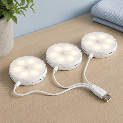 Kolme PIMOVO MotionGlow -valoa latautuu kolmihaaraisella USB-C-kaapelilla