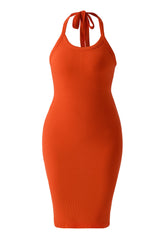 Selästä avoin laskostettu kaulushihnallinen minimekko, jossa sisäänrakennettu muotoiluvaate